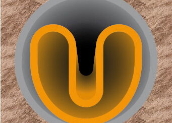 Abstraktes rundes Emblem mit dunkler Mitte und orangefarbener U-förmiger Gestaltung auf strukturiertem Hintergrund.