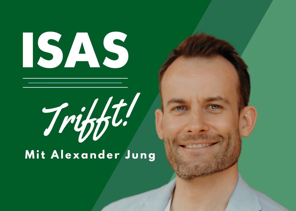 Porträt von Alexander Jung vor grünem Hintergrund mit der Aufschrift ISAS trifft!