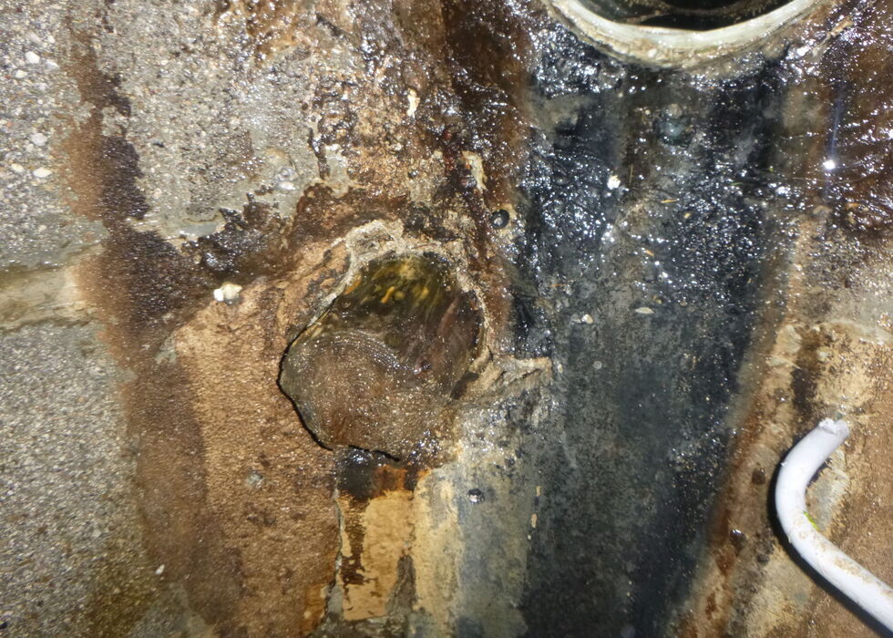 Nahaufnahme des geschädigten Schachtes, Wassereintritt und Fremdkörper (Holzstück) in der Schachtwand