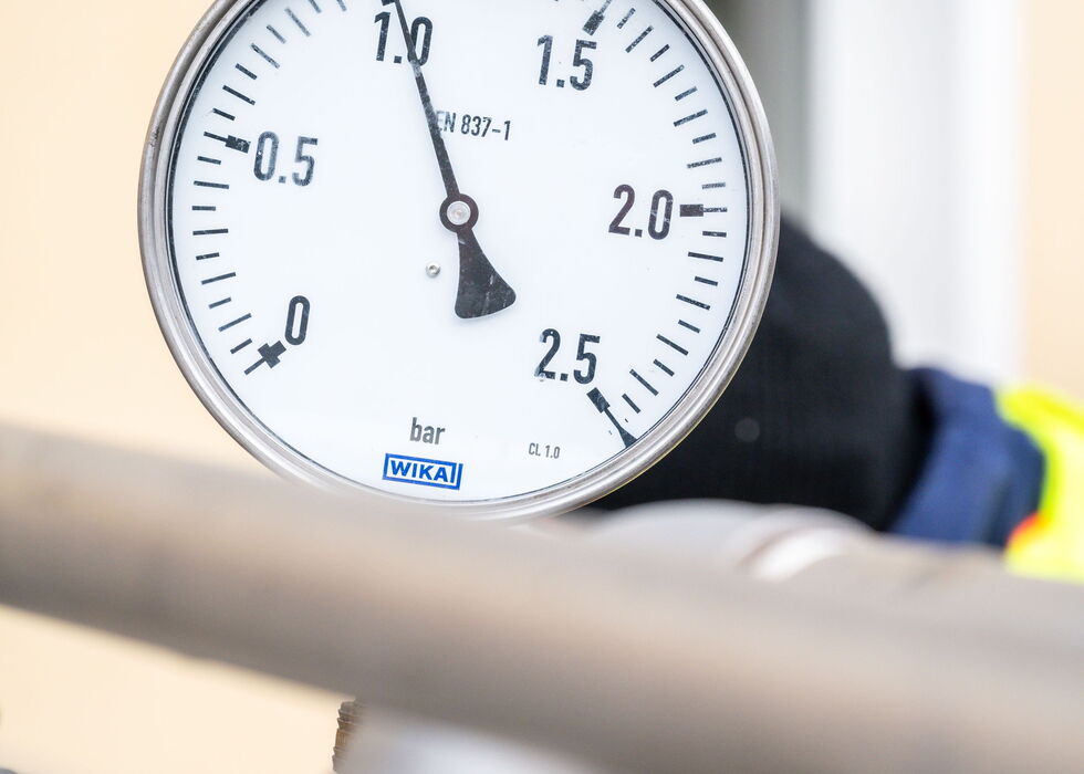 Nahaufnahme eines Manometers, das den Druck an einer Industrie-Leitung anzeigt.