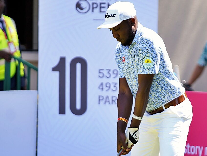 Ein Golfer bereitet sich auf den Abschlag bei den Kenya Open vor.