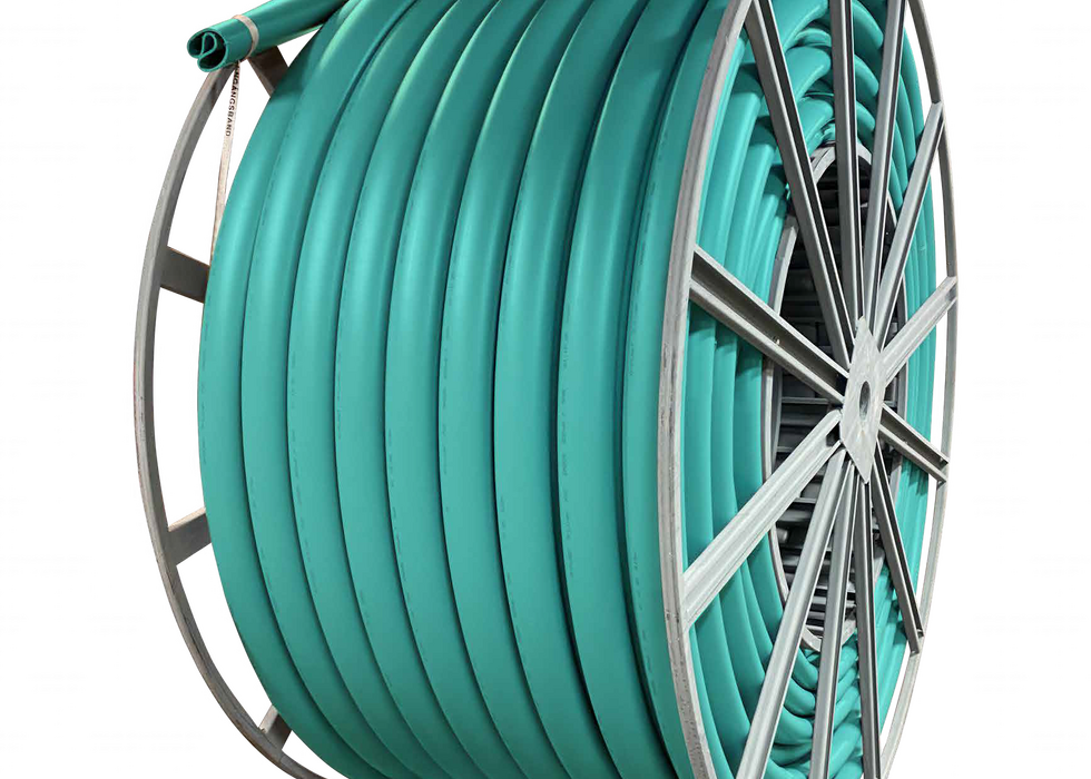 Ein türkisfarbener Gartenschlauch sauber auf einer großen Metallrolle aufgewickelt.