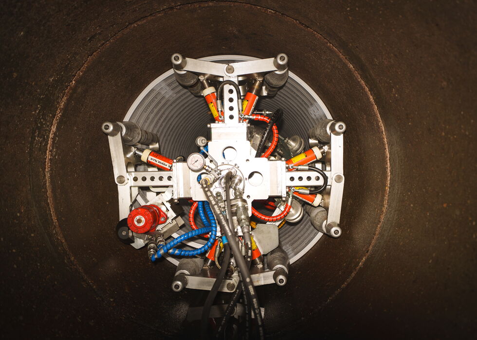 The pipe-winding system shapes the PVC profile directly inside the existing sewer pipe