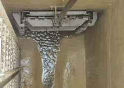 Blick von oben auf fließenden Beton, der in einen schmalen Bauschacht in die Schalung gelangt.