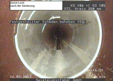 Kamerablick in ein Rohr mit festgestelltem Schaden nach der Sanierung und eingeblendeten Inspektionsdaten.