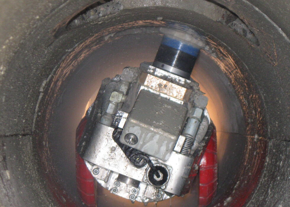 Ein Roboter zur Inspektion befindet sich in einem großen Abwasserrohr.
