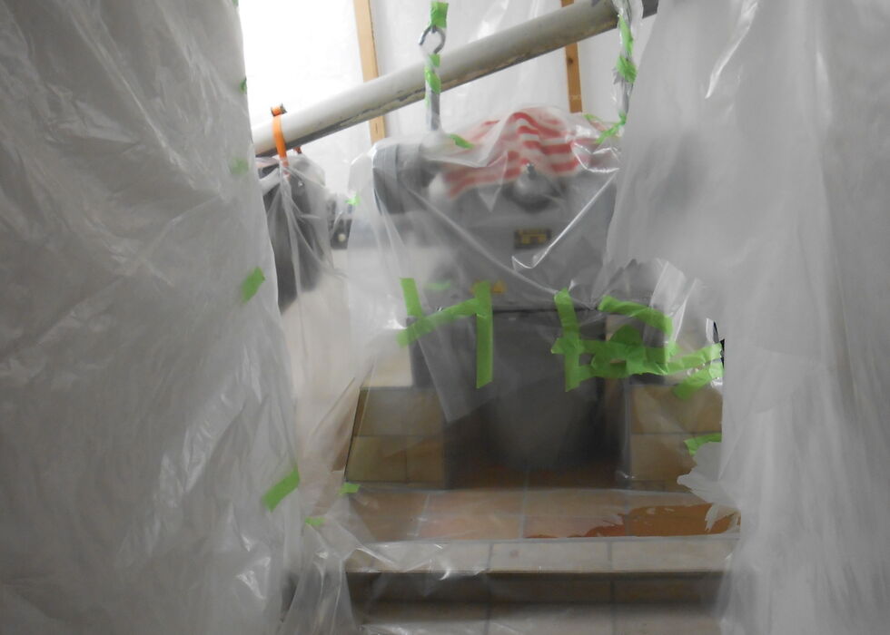 Kunststofffolie um die Turbinenkammer schützt die offene Mehlproduktion
