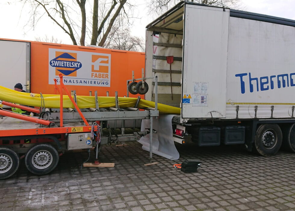 Ein Schlauchsystem verbindet ein Servicefahrzeug mit einem Thermo 25-Anhänger bei einer Heizungsinstallation.