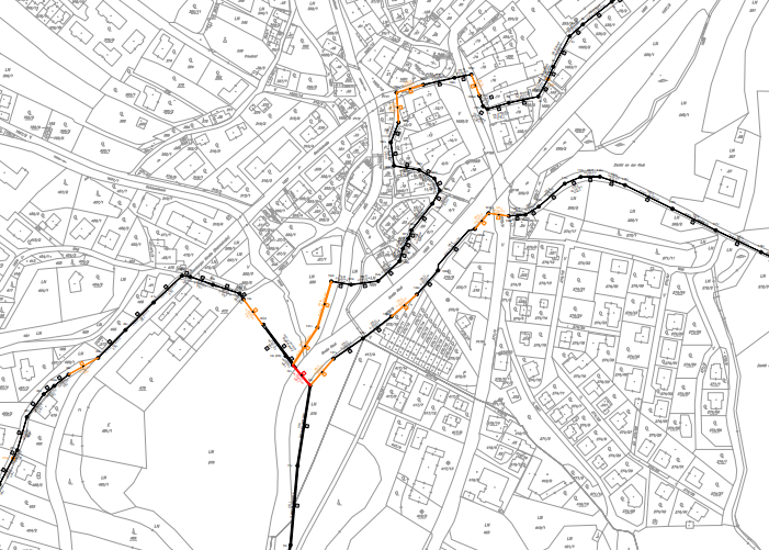 Schwarze und orange Linien zeigen eine Verkehrsroute auf einer detaillierten Stadtkarte.