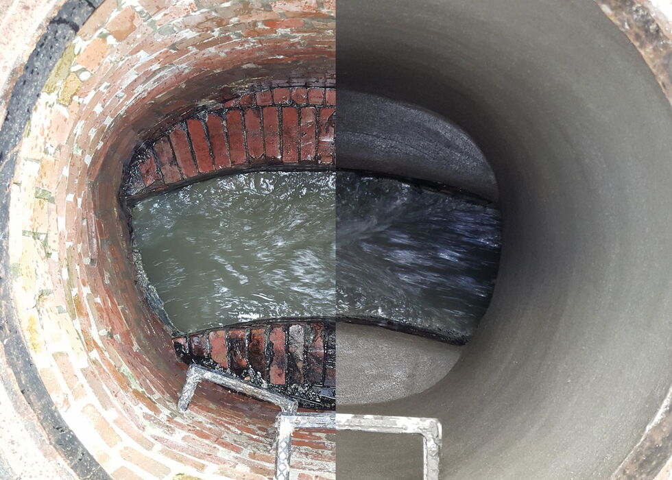 Geteilte Ansicht eines Kanalisationsrohrs mit fließendem Wasser und Ziegelmauerwerk links sowie glattem Betonrohr rechts.