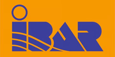 Stilisiertes blaues BAR-Logo mit wellenförmigen Linien auf orangem Hintergrund.