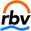 Das rbv-Logo mit schwarzem Schriftzug, orangefarbenem Bogen oben und blauer Welle unten