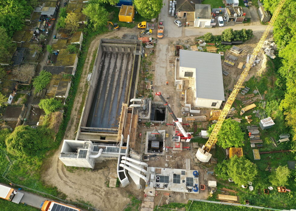 Luftbild mit Industrieanlage, Lagerhallen und Stellflächen inmitten von Grünbereichen.